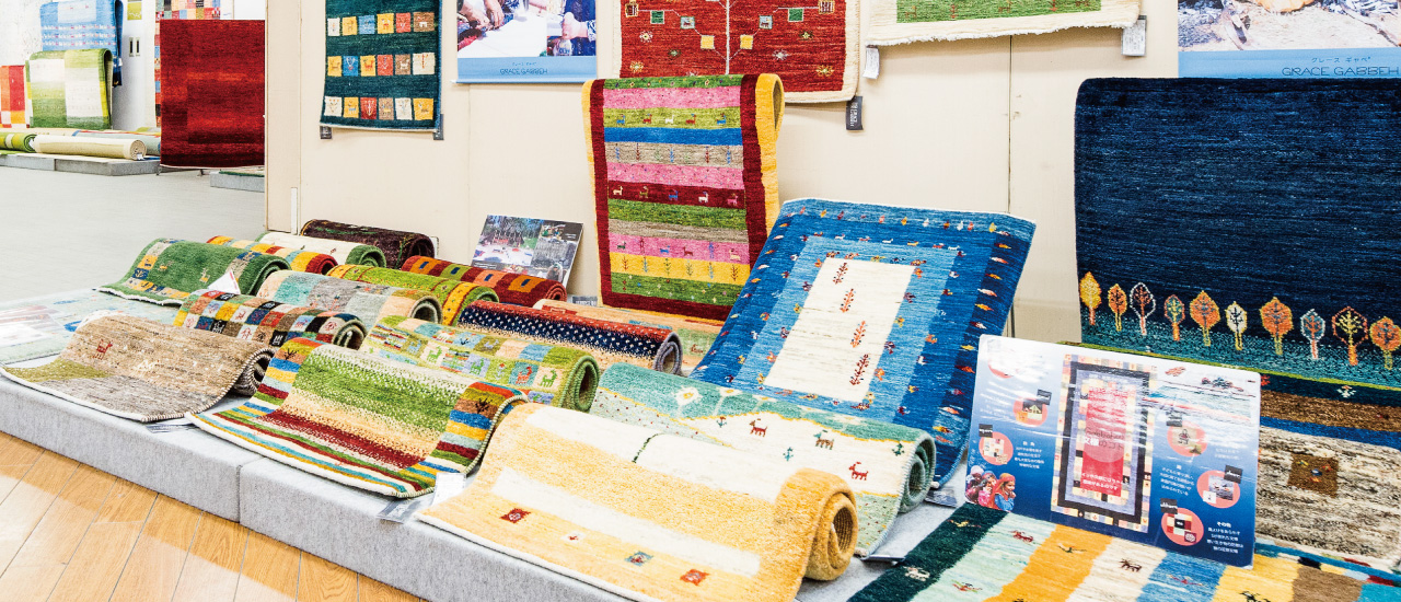 手織りギャベ — 敷いた様子